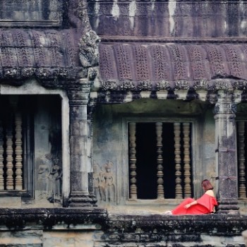img27163 red girl in angkor